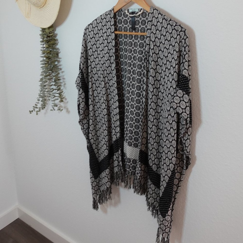 Black and White Bohemian Shawl- KIMCHI BLUE